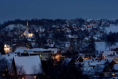 Blick auf das weihnachtlich beleuchtete Seiffen