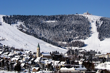 Oberwiesenthal mit Blick zum Fichtelberg