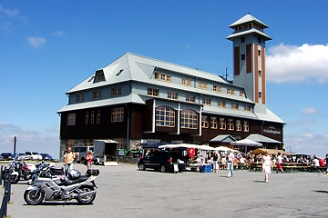 Das Fichtelberghaus mit Aussichtsturm